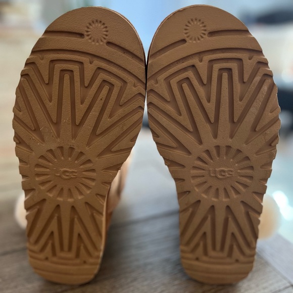 UGG Classic Short Charm Boots - size 8 - Picture 4 of 5